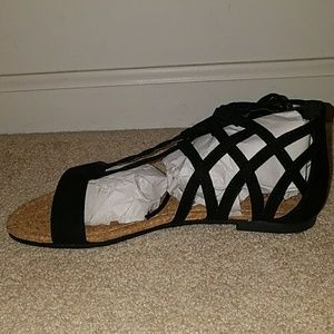 Cute black sandals!